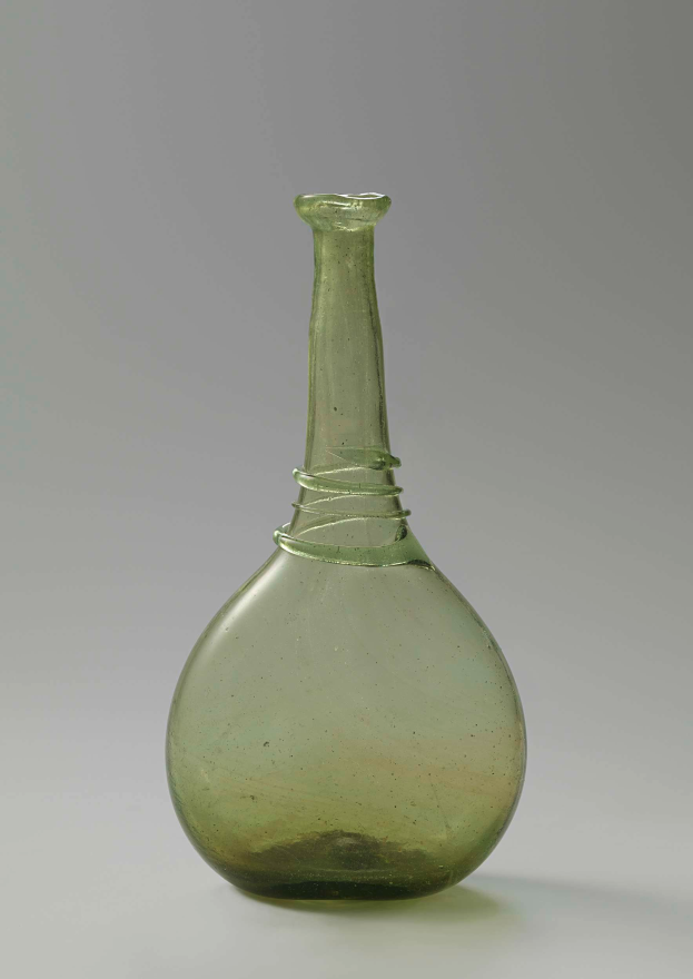 Ein grüner Glasweinkelch mit Verschluss, zylindrischer Form, breiter Basis, engem Hals und detaillierten Verzierungen, mit glänzendem Finish.