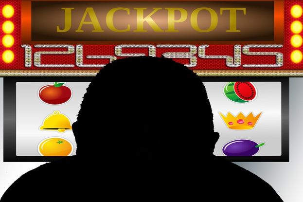 Ein Mann spielt an einem Automaten mit der Anzeige "Jackpot", umgeben von einer Tafel mit Text und Obstbildern, was auf ein Online-Casinospiel hinweist.
