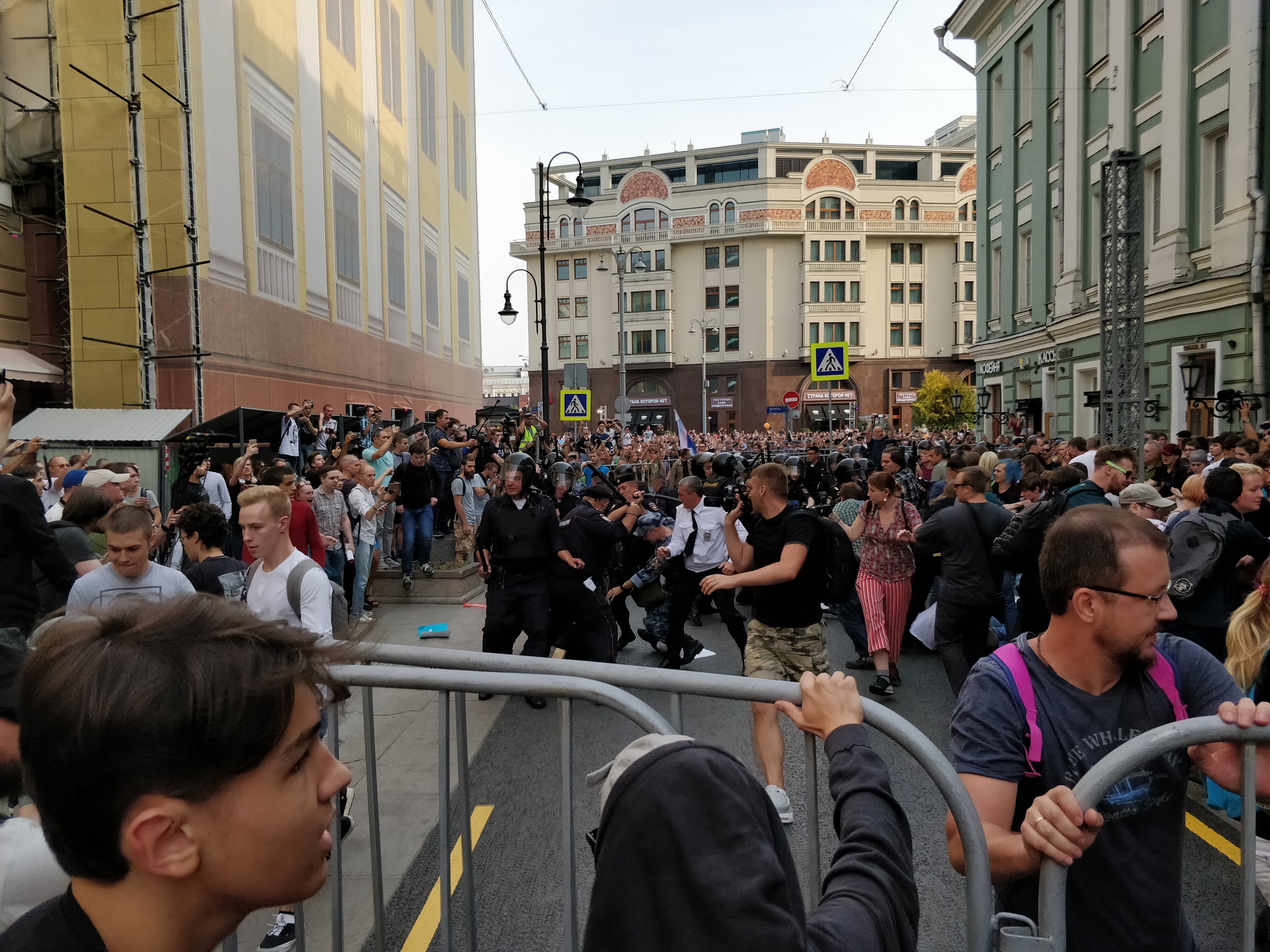 Empörung auf der Kneipenstraße in Halle (Saale): Wirte rebellieren gegen die WM-Sicherheitsbarrieren der Stadt - sie wollen kaum Fußball zeigen