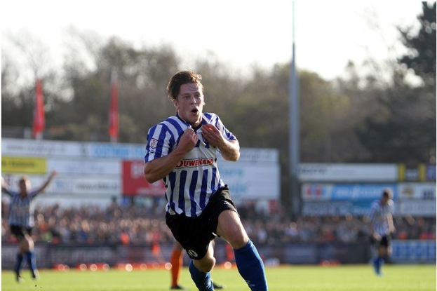 Ein Mann in einem blauen und weißen gestreiften Hemd rennt mit einem Fußball auf einem Rasenfeld während eines Spiels zwischen Huddersfield Town und Swansea City in der Sky Bet Championship.