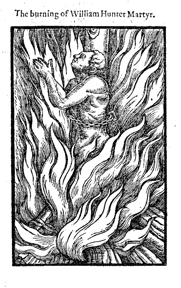 Schwarz-weiß-Zeichnung einer Person, die von hellorange-gelben Flammen umgeben ist, mit geschlossenen Augen und zusammengeklappten Händen, mit der Aufschrift "Die Verbrennung von William Hunter Märtyrer" in fetter schwarzer Schrift oben.