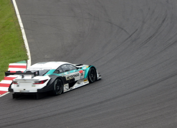 Mercedes-AMG triumphiert beim ADAC GT4 Germany Saisonauftakt in Oschersleben