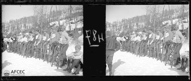 Ein Schwarzweiß-Kollage von zwei Bildern, die eine Gruppe von Männern in Mützen zeigen, die zusammen im Schnee stehen, umgeben von Bäumen und einem klaren Himmel, wahrscheinlich von der Eröffnungszeremonie der Olympischen Winterspiele in Aspen, Colorado.