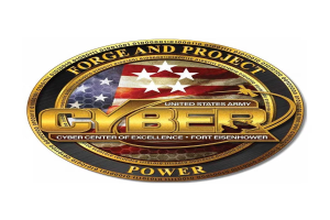 Logo der United States Army Cyber Center of Excellence, Fort Eisenhower, mit einem blauen Kreis mit einem weißen Stern, einem weißen Rand und der Inschrift "Forge and Project Cyber Power" darunter in fetter schwarzer Schrift.