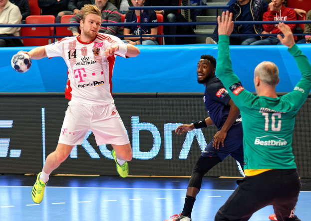 Eine Gruppe von Männern spielt Handball auf einem Feld, mit einem Ball in der Mitte der Aktion und Zuschauern im Hintergrund bei der Futsal-Weltmeisterschaft 2019, bei einem Spiel zwischen Bayern München und Paris Saint-Germain.