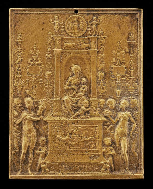Goldene Plakette mit detaillierter Skulptur einer Frau in einem langen Kleid und eines Mannes in einem Anzug und Krawatte auf schwarzem Hintergrund, Rahmen in Gold.