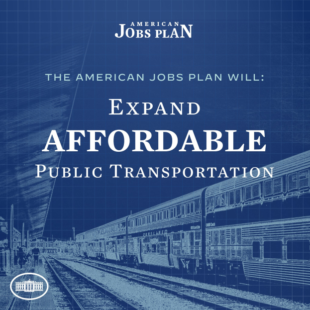Plakat mit einem Zug auf einer Eisenbahnschiene mit mehreren Menschen in der Nähe, begleitet von Text, der besagt: "Der American Jobs Plan wird den erschwinglichen öffentlichen Verkehr ausbauen."