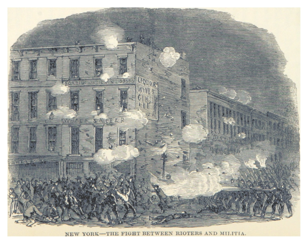 Ein Plakat, das eine gewaltsame Konfrontation zwischen Aufständischen und Miliz in New York City zeigt, mit Menschen, die Waffen halten, Gebäuden im Hintergrund und Rauch, der aus ihnen aufsteigt, sowie dem Text "New York - Der Kampf zwischen Aufständischen und Miliz" unten.