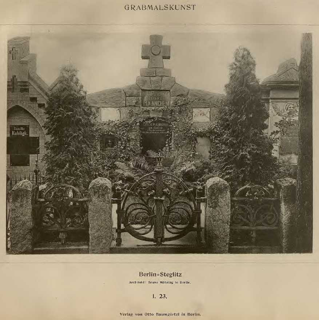 Schwarzes und weißes Foto eines Berliner Friedhofs mit einem Tor, einer Wand, Bäumen und einem Gebäude im Hintergrund sowie der Inschrift "Grammalskunst, Berlin-Steglitz, Architekt, Bruue Morning in Berlin" unten.